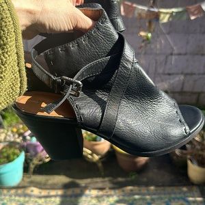 Gorgeous Frye black strappy sandal